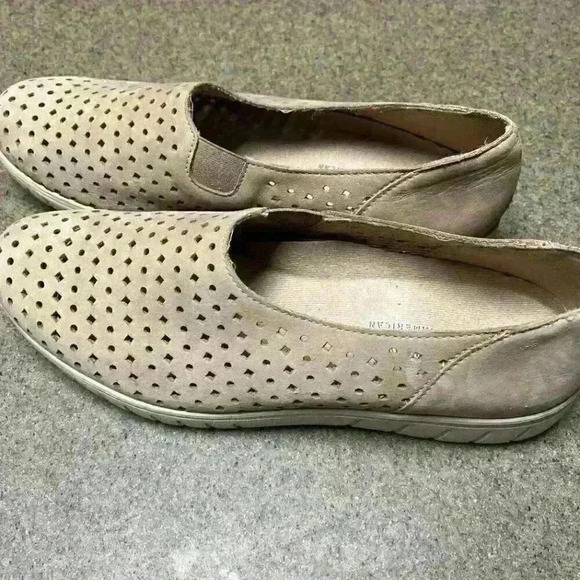 Munro Skipper Sport Slip on Size 8   Color: Stone - Picture 2 of 6